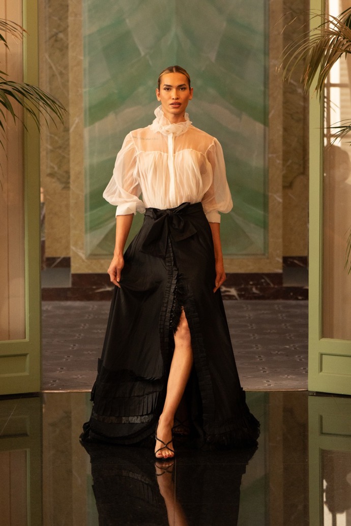 Nechyběla tradiční černobílá kombinace v moderním hávu.