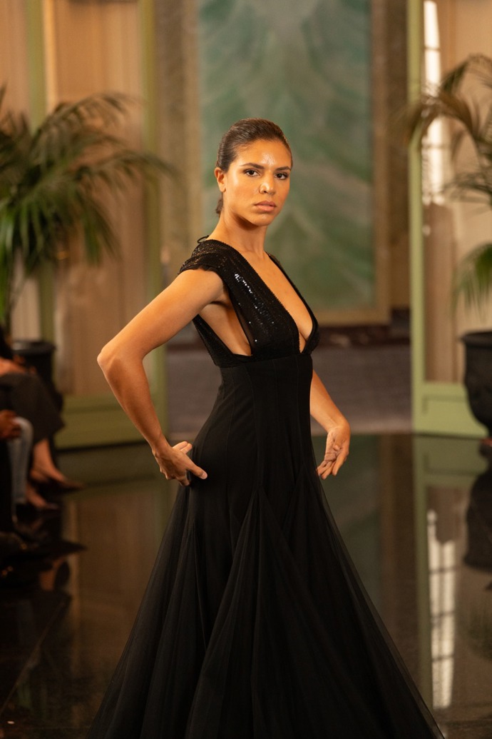 Značka zdůrazňuje ženské křivky a sází i na zajímavě řešené výstřihy. Ty ale nikdy nejsou vulgární.