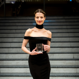 Simona Lewandowska s designovým půllitrem.