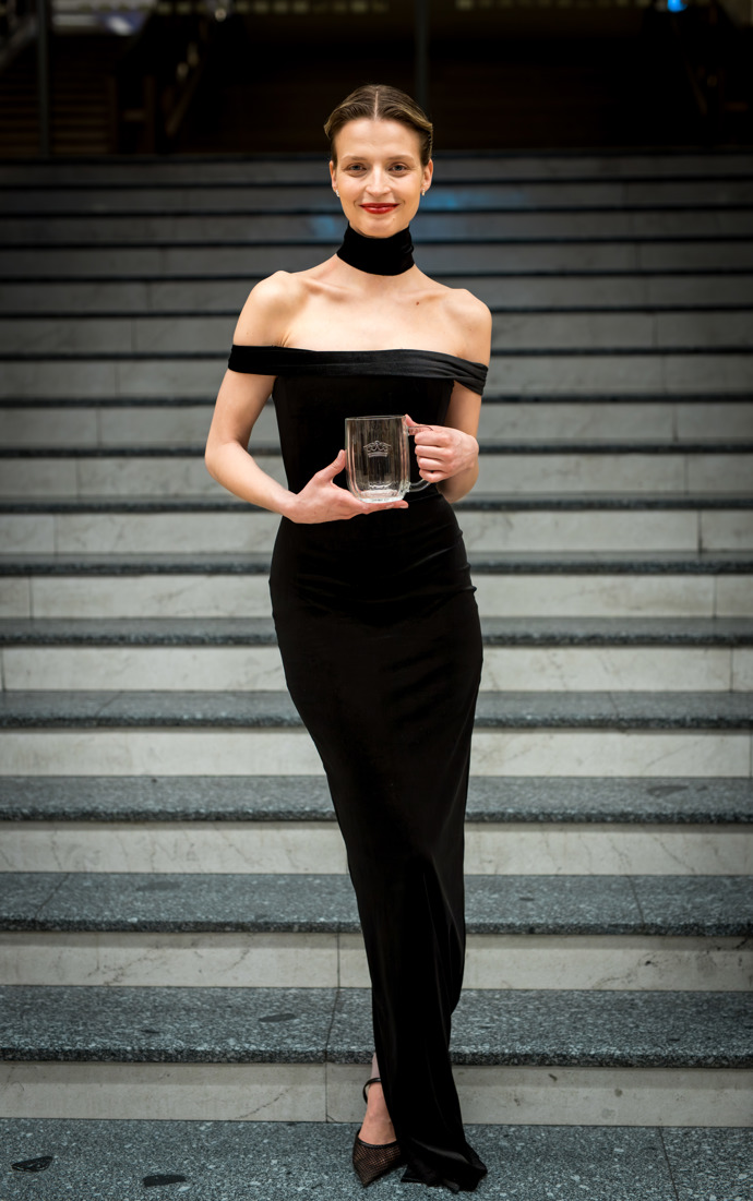 Simona Lewandowska s designovým půllitrem.