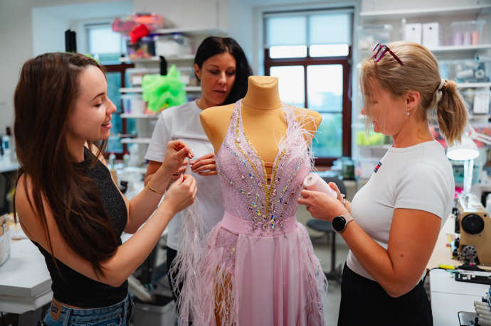 Kateřina Šmejkalová má v Brně velký butik, jehož součástí je dílna, v níž probíhá šití a zdobení.