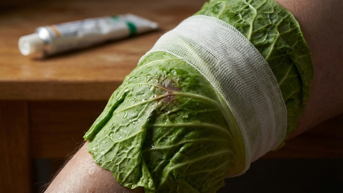 Trik se zelným listem: Uleví vám od bolesti kloubů už přes noc