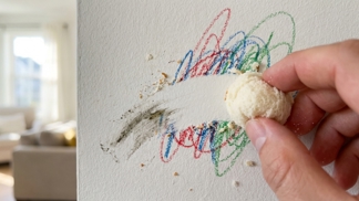 Nejlevnější malířská guma na světě leží v chlebníku: Tato měkká kulička vygumuje ze zdí mastnotu i pastelky za pár vteřin