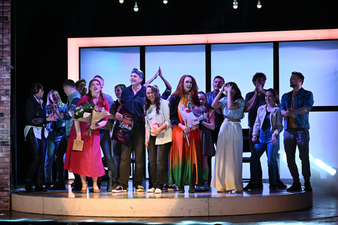 Jan Kříž se s herci muzikálu Biograf láska radovali ze Zlaté desky.