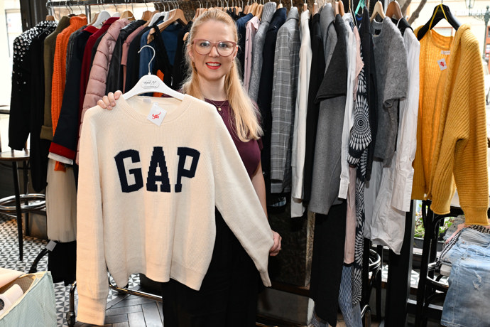 Redaktorka Veronika si nakonec pořídila bílý značkový svetr za 300, který je běžně ke koupi za 1 500 korun.