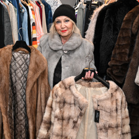 Bára Basiková letos ve svém bazaru nabízela kožichů hned několik.