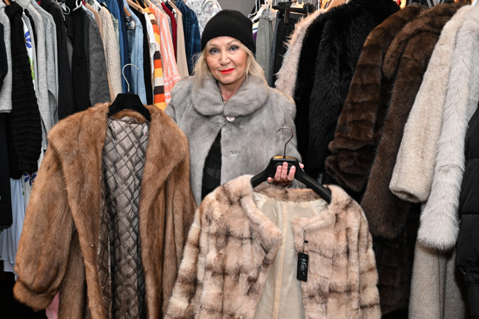 Bára Basiková letos ve svém bazaru nabízela kožichů hned několik. 