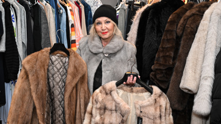 Úlovky z bazaru Báry Basikové: Redaktorka Lifee vyzkoušela i pravý norkový kožich zlevněný o desítky tisíc