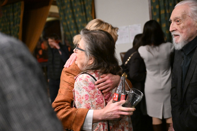 Zuzana Kronerová v obětí s Janou Plodkovou.