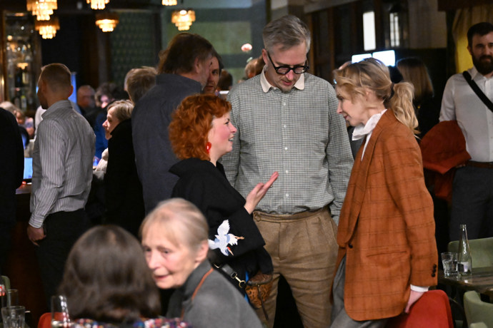 Jana Plodková na slavnostní premiéře filmu Tanec s medvědem prohodila pár slov s kolegy a přáteli.