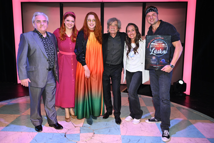 Petr Rezek a Vítězslav Hádl s herci muzikálu Biograf láska.