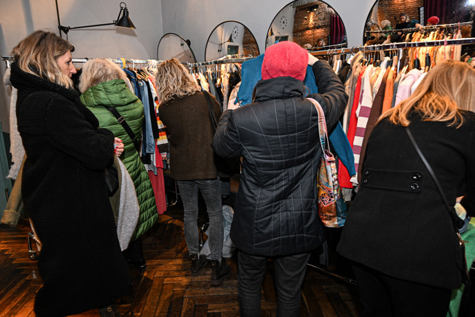 Lidé vzali štendry útokem. 