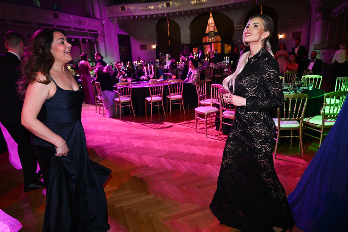 Lela Ceterová to na plese rozjela.