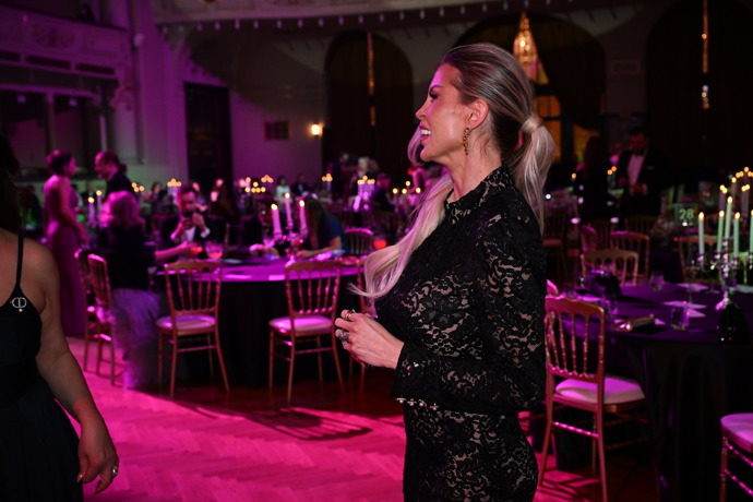 Lela Ceterová to na plese rozjela.