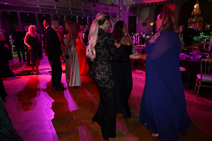 Lela Ceterová to na plese rozjela.