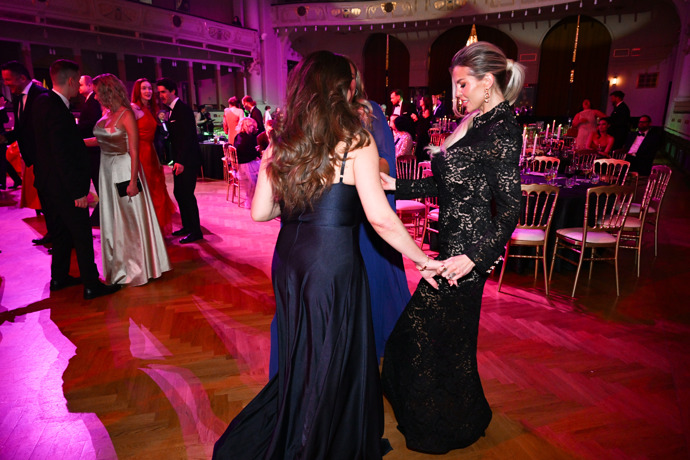 Lela Ceterová to na plese rozjela.