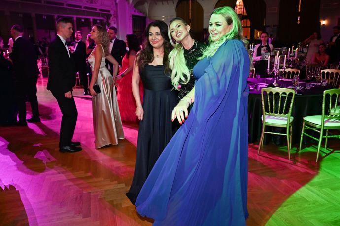 Lela Ceterová to na plese rozjela.