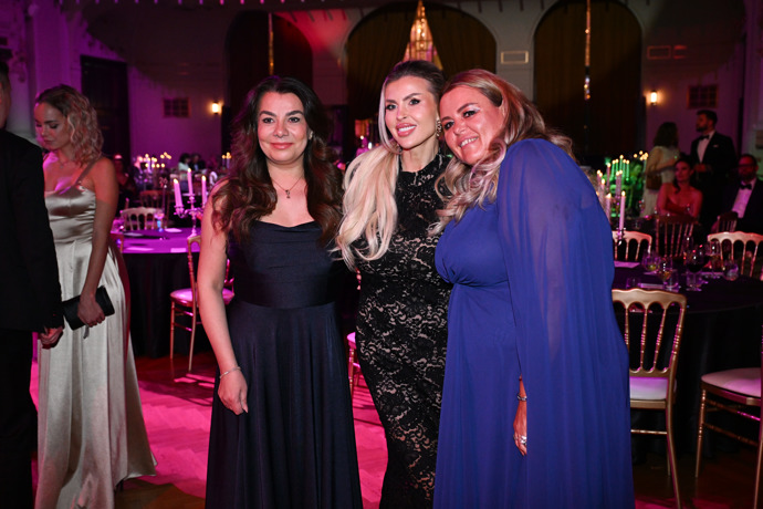 Lela Ceterová to na plese rozjela.