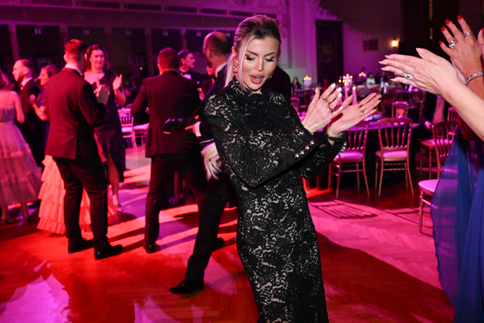 Lela Ceterová to na plese rozjela.