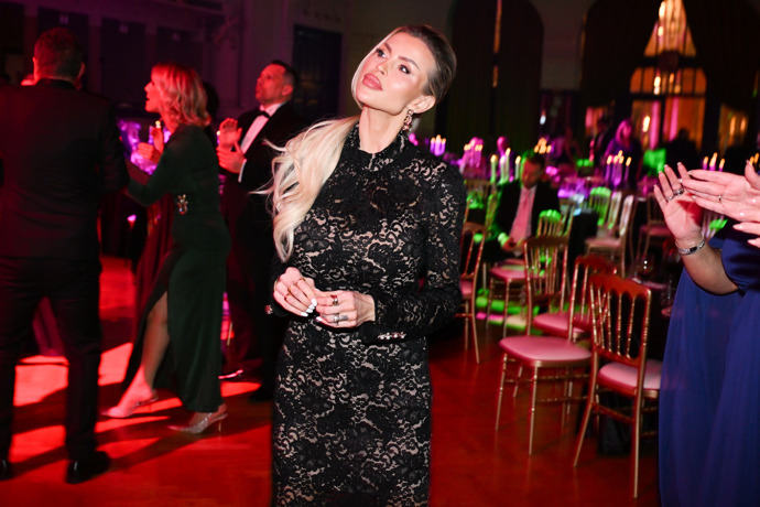 Lela Ceterová to na plese rozjela.