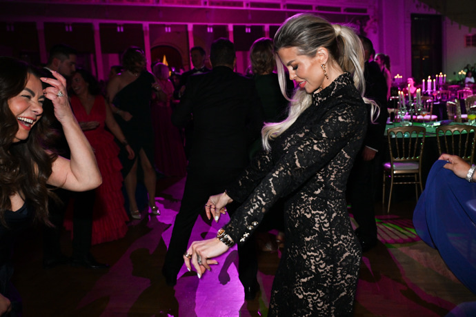 Lela Ceterová to na plese rozjela.