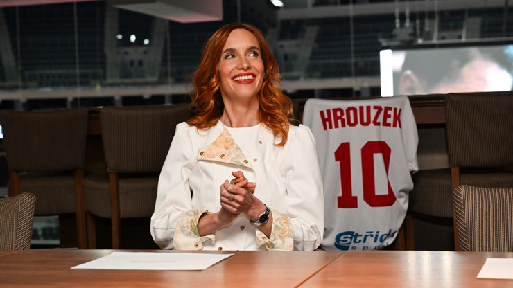 Hana Vagnerová vedle dresu Luboše Hrouzka.