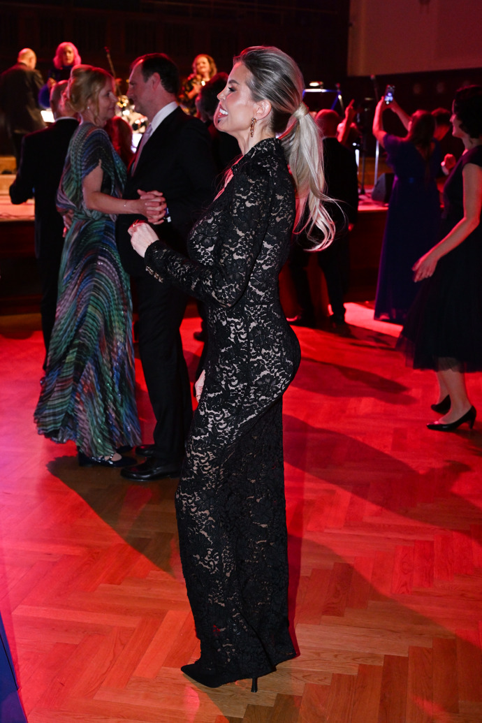 Lela Ceterová to na plese rozjela.