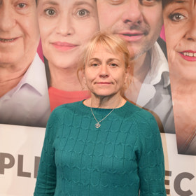 Herečka působí mladší také díky blond barvě vlasů. 