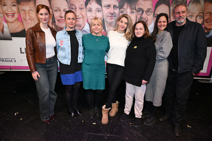 Pavla Tomicová po boku hvězdných kolegů na tiskové konferenci k 8. ročníku letní scény Prima Hvězdné léto pod žižkovskou věží.