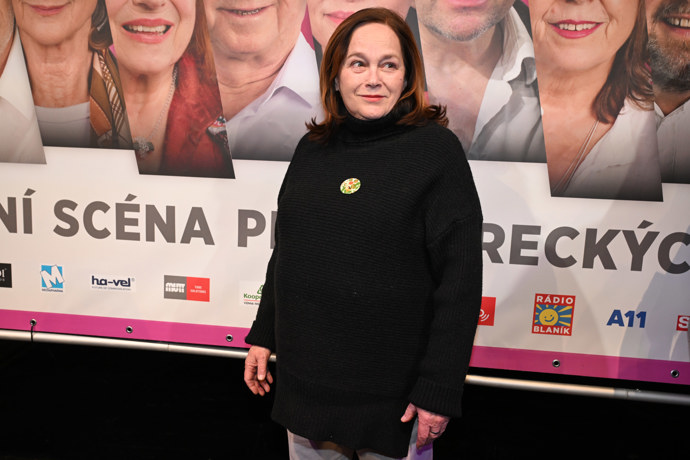 Svetr Jitka ozvláštnila barevnou plackou na prsou. 