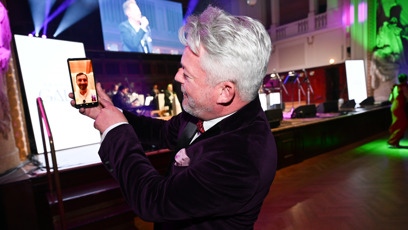 FOTO: Aleš Háma tančil s Ondřejem Sokolem přes mobil.