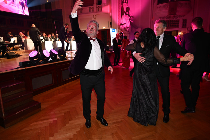 Aleš Háma na parketu s Ondřejem Sokolem na mobilu. 