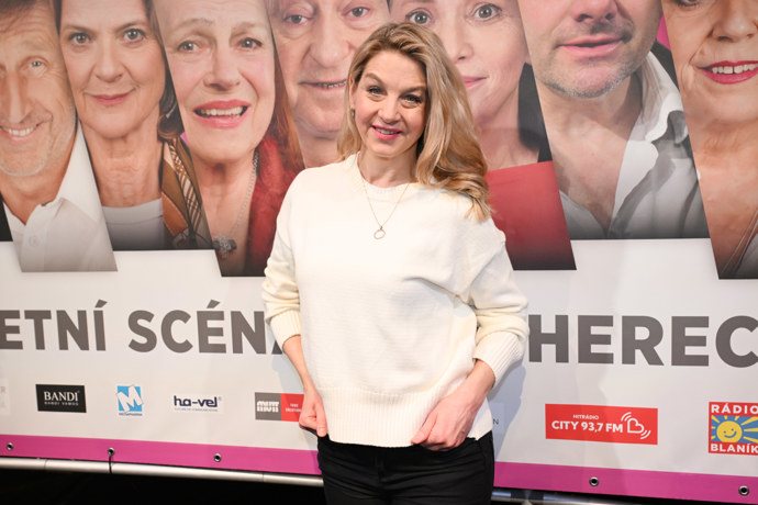 Sabina Laurinová oblékla smetanový svetřík, který vyzdobila oblíbeným zlatým přívěskem. 