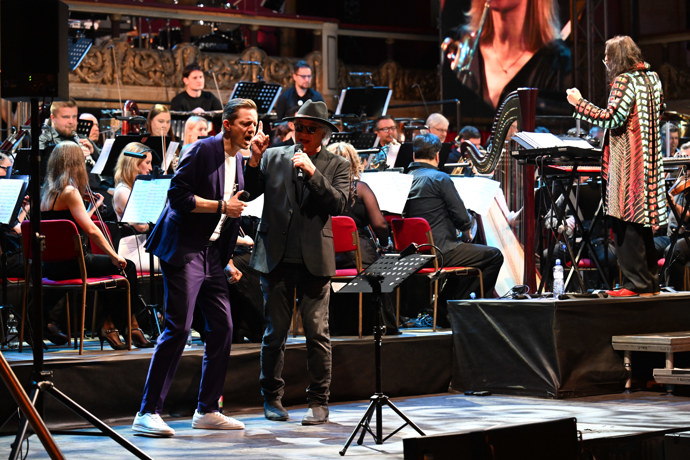 Ondřej Ruml s Michaelem Kocábem po boku Varhana Orchestroviče Bauera.