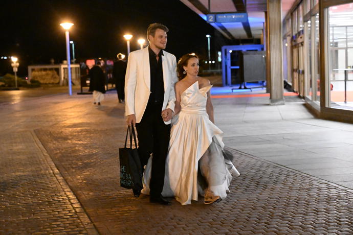 Manželé Dykovi při odchodu z Lva.