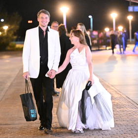 Vojta Dyk s manželkou při odchodu.