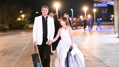 FOTO: Vojta Dyk s manželkou při odchodu.