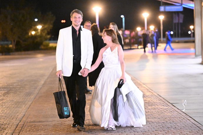 Vojta Dyk s manželkou při odchodu.