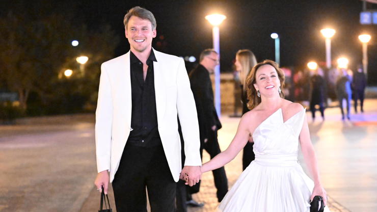 Společně se usmívali a drželi za ruce.