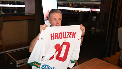 FOTO: Jiří Langmajer ukázal dres Luboše Hrouzka.