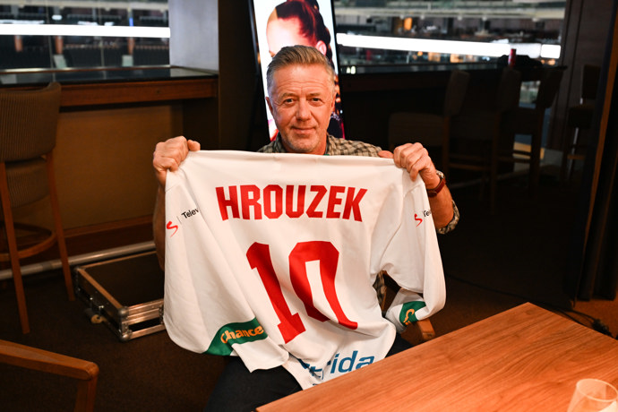 Jiří Langmajer hraje legendárního trenéra Luboše Hrouzka.