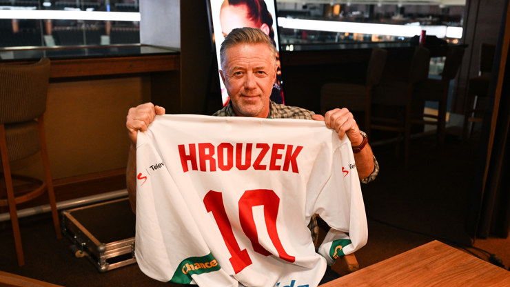 Jiří Langmajer hraje legendárního trenéra Luboše Hrouzka.