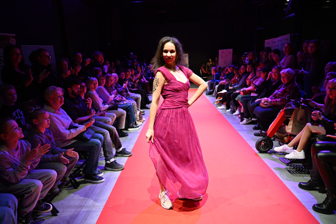 Michaela Tomešová na módní přehlídce.