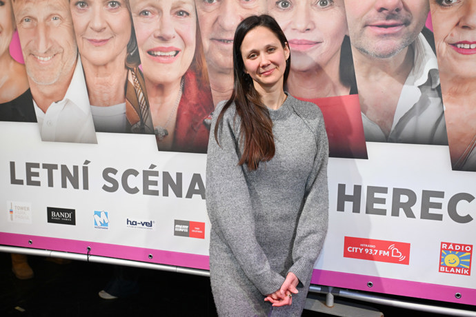 Manželka herce Matouše Rumla se do společnosti prakticky nelíčí. 