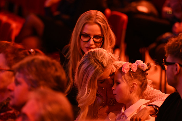 Lela Ceterová v průběhu koncertu se svou dcerou Lili.