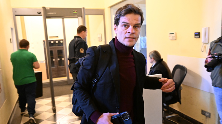 Soud Adama Krause a Nikol Enevové.