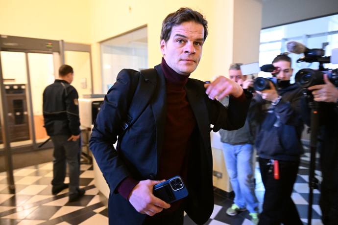 Soud Adama Krause a Nikol Enevové.