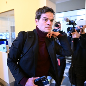 Herec Adam Kraus je obžalovaný z trestného činu znásilnění, kterého se měl dopustit v roce 2018, kdy údajně znectil svou bývalou partnerku Nikol Enevovou.