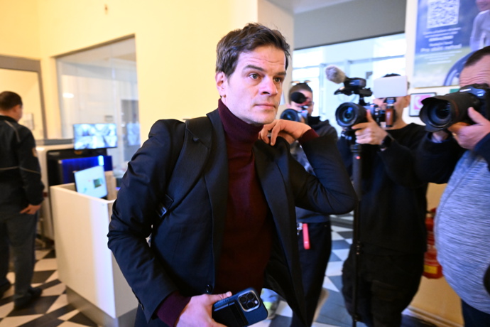 Herec Adam Kraus je obžalovaný z trestného činu znásilnění, kterého se měl dopustit v roce 2018, kdy údajně znectil svou bývalou partnerku Nikol Enevovou.