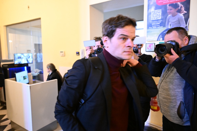 Soud Adama Krause a Nikol Enevové.